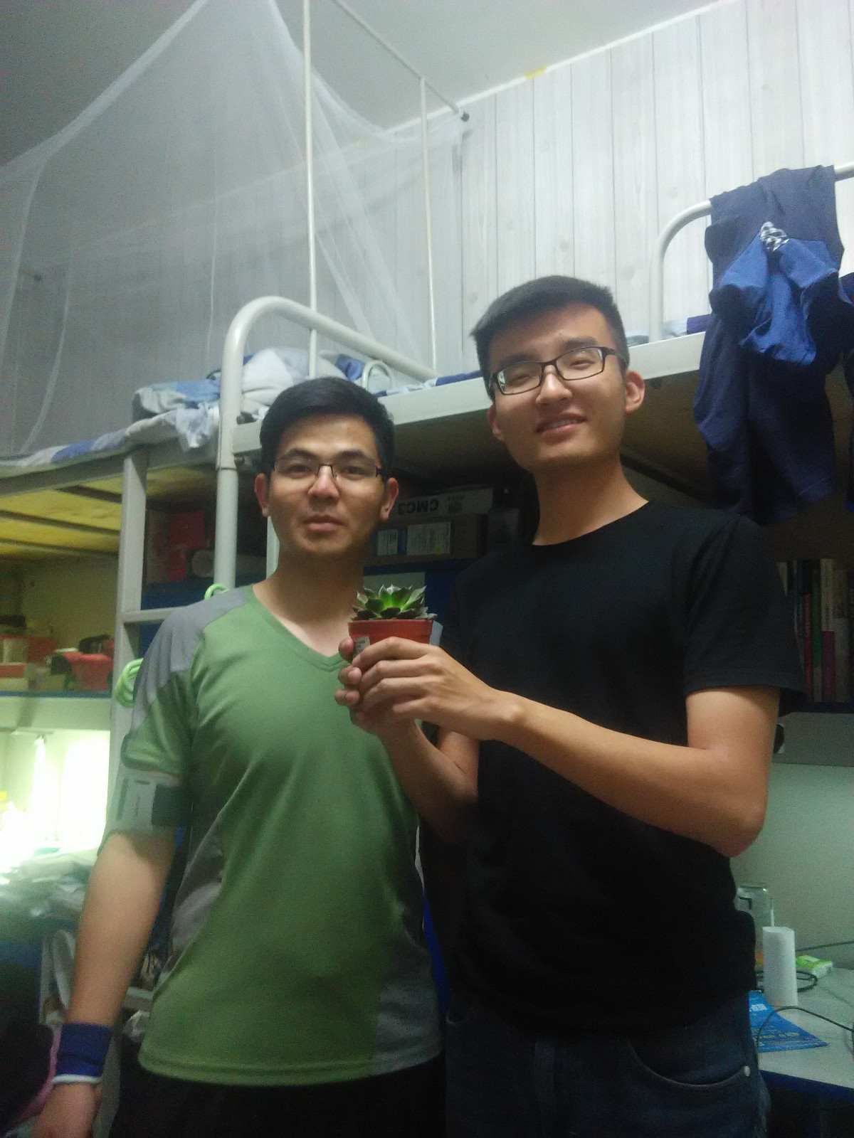 给同学发放奖品3.JPG 给同学发放奖品3.JPG